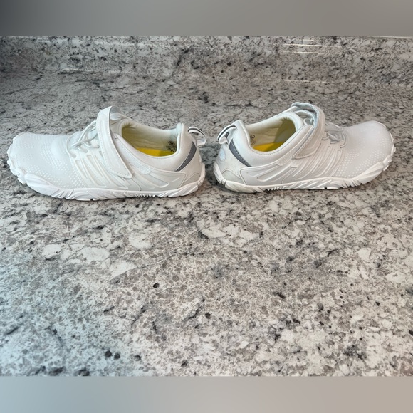 Sports white barefoot sneaker size 8.5 (39) excellent condition worn once - Picture 2 of 7
